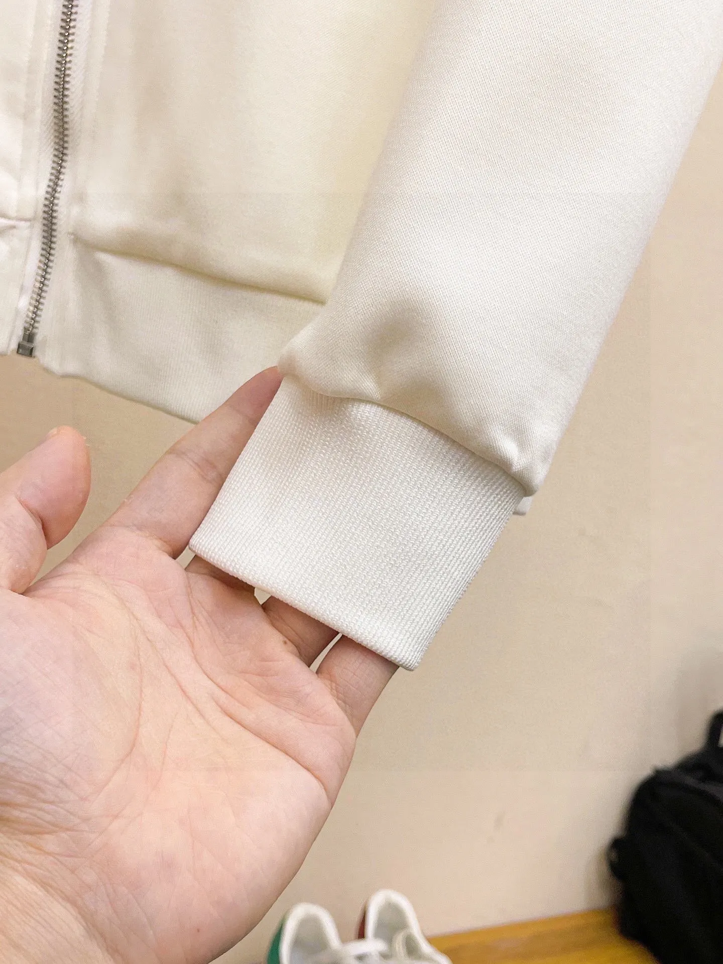 🅿️420 [LV Louis Vuitton] (Fat Man Gospel) hot-selling suit is coming. Focus on the original version of the official website. 2025 new hot-selling cardigan sweater suit. The original order is the best. 🇭🇰The meticulous work of top designers is dedicated to a fitting and perfect upper body effect. All-natural high-quality Roman cotton 100%, close-fitting comfort, noble and elegant! Original hardware embodies elegance and nobility! Counter size: M-5XL (maximum wear up to 220 pounds)